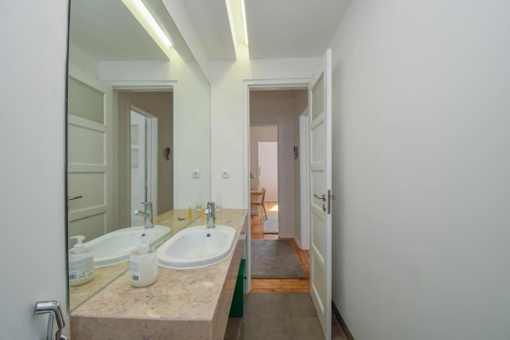 Cozy And Sunny Family Apartment Lisbon Luaran gambar